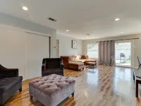4 bedroom house with a pool Hotels in Reseda