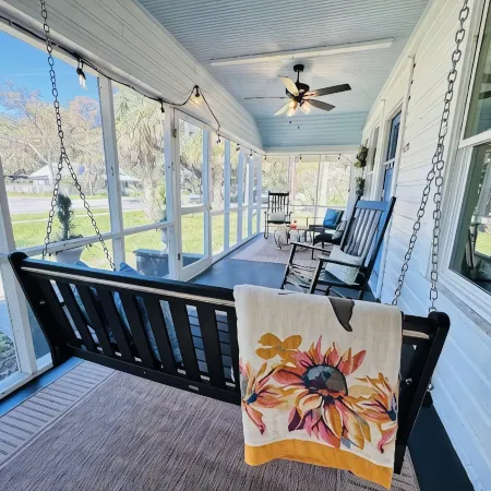 Beautifully restored cottage downtown Historic Brunswick close to golf + beaches