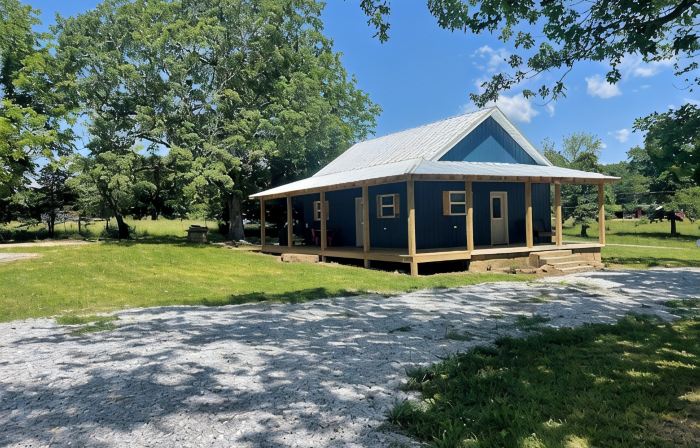 NEW, The Homestead Cabin, close to town, 2 bedroom with bunks, Huge Porch
