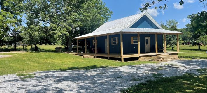 NEW, The Homestead Cabin, close to town, 2 bedroom with bunks, Huge Porch Hotels in Stone County