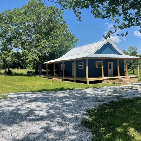 NEW, The Homestead Cabin, close to town, 2 bedroom with bunks, Huge Porch