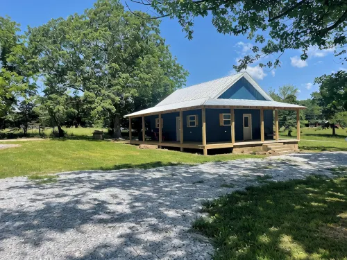 NEW, The Homestead Cabin, close to town, 2 bedroom with bunks, Huge Porch - 3-Star