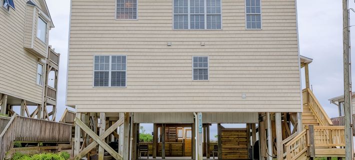 Charm Getaway - Oceanfront family home in a quiet stretch of Surf City ! Hotels in Pender County