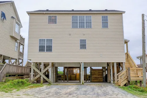 Charm Getaway - Oceanfront family home in a quiet stretch of Surf City !