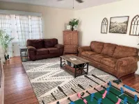 Farmhouse Retreat with deck and fire pit, very family friendly & great location Hotels in Thatcher