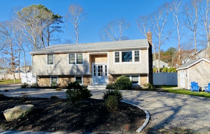 Popponesset modern beach house 6 minute walk to private beach (plenty of beds