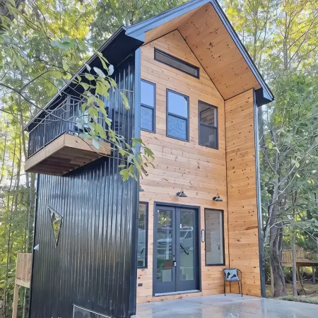 Cordial chalet with a balcony to have coffee with the squirrels