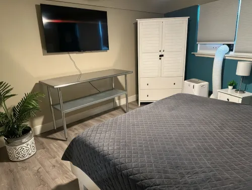 Heart of Daytona 1 bedroom w/kitchen, sleeps 4, private balcony, fireplace, pool - 4-Star