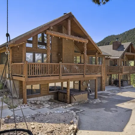 Luxurious Cabin with Mountain & River Views, Hot Tub, 2 blocks to downtown. 3282