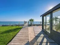 Black Swan: Beachfront Home w/ Year-Round Jacuzzi Hotele w: Hampton Bays