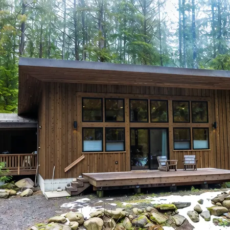 Cozy mountain retreat in the forest-close to Mt Baker Ski Area and pet friendly!