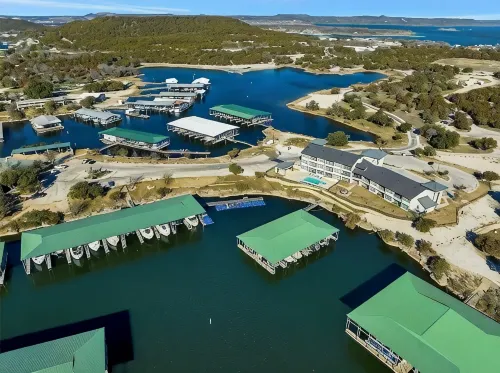New! First Floor Pool Side PK Lake Luxury Condo - Hot Tub, FirePit, Gym, Laundry