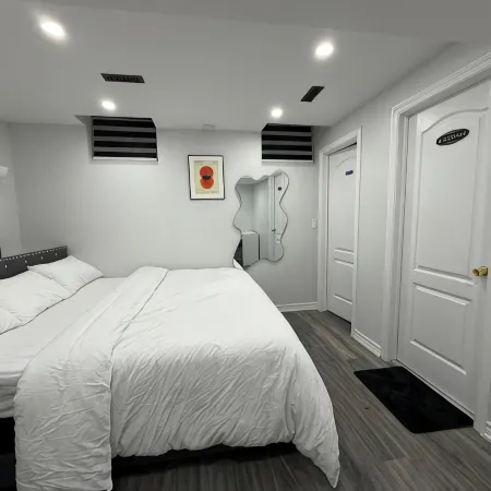 Cozy Two-Level Apartment with Separate Entrance in Brampton Отели в г. Брамптон