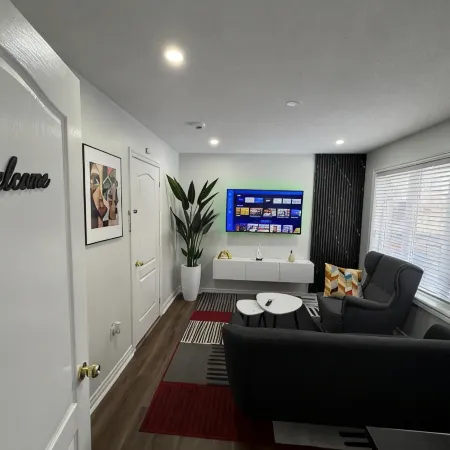 Cozy Two-Level Apartment with Separate Entrance in Brampton Отели в г. Брамптон
