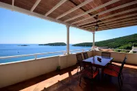 Extraordinary 3bed/3bath villa, with sea views,pool and hot tub for 8