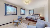 New - Cozy Modern: Stunning Views,3 Mins Ski,BBQ,Fire Pit,Game Room,Walk to Town