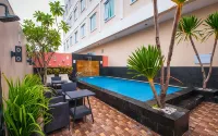 Daima Hotel Padang - مسبح