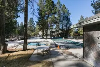 NEWLY RENOVATED Basecamp for Outdoor Adventures w/ BBQ, Shared Hot Tub & Pool - Swimmingpools