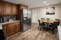Modern Retreat, 9 Mins to Beach, Fast Wi-Fi