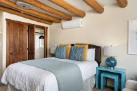 Luxurious Casita del Sol - 5 Min. Walk to Plaza - Private Backyard - Fireplace - Condos