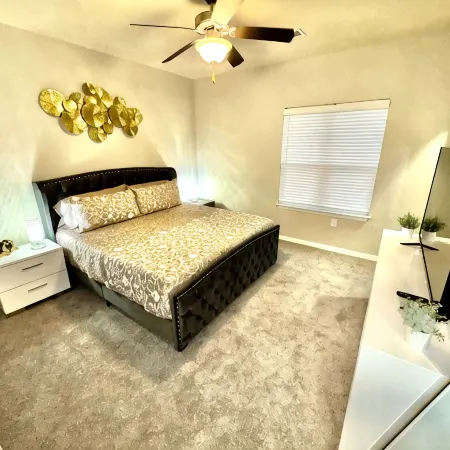 Cozy 2-bedroom apartment in nice Jacksonville with WiFi, fitness room - Sleep 6!