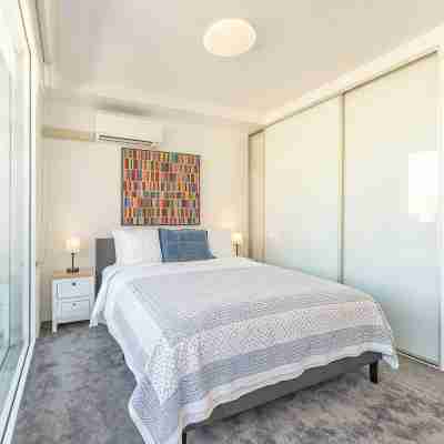 Elegant Apartment in the Heart of Newtown with Secure Parking Rooms