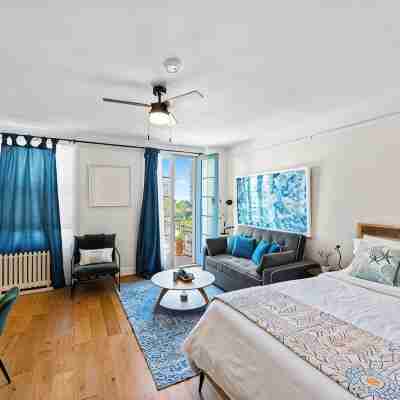 Downtown Studio Near Convention Center and Beach Free Parking Rooms