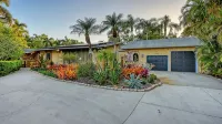 Casa de Flores is an updated, charming, old Florida rambler w/ salt water pool. - Private Pools