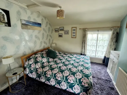Overlooking the River Severn its path/cycle route with outside seating & dining. - Wifi
