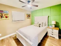 Entertainment District Retreat in Arlington- Short walk to the stadiums!