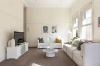 Oversized Artdeco Apartment w 4m high ceilings - Wifi