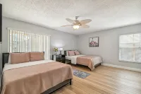 Heated Pool. 3-bedroom house 6.5 miles to honeymoon Island