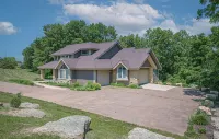 Expansive 5b6ba Countryside Home in welcoming Galena - 4つ星