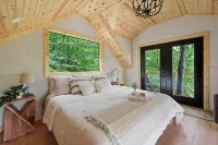 Experience Elevated Living: Upscale Treehouse Cabin in Hocking Hills on 20 acres - シャレー