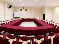 Mahkota Hotel Hotels in Genteng