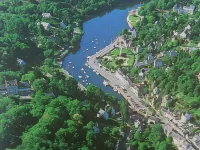 Lovely House with Private Parking/Covered Terrace Close to Beaches and Amenities. Hotels in Douarnenez