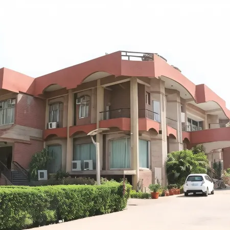 Red Bishop Tourist Resort Отели в г. Панчкула