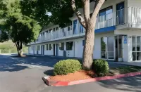 Super 8 by Wyndham Turlock - Pet friendly