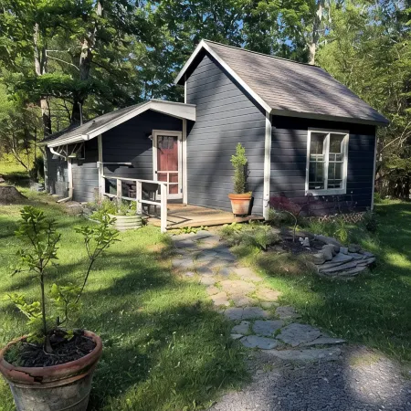 Junebug Cottage: peace, love and privacy a short walk to Woodstock village green