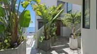 "Unrivaled Luxury at Premier Beachfront Getaway: Private Beach Access" - Bungalows