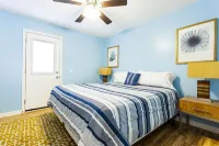 Gulf View Condo with Pool & Grills. Minute walk to Beach. Pet-Friendly! - Villas