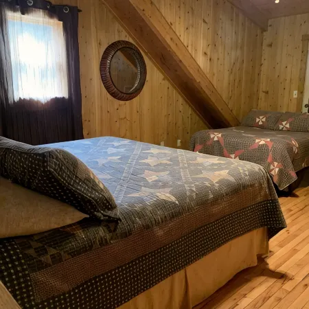 RIVERFRONT 2 STORY, 4 BR, 2 Bath, Washer/Dryer, HOT TUB, Pet Friendly