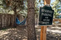 Steps from Mountain View Cafe! 2 bedroom attached  cabin w/fenced private yard! - Homestays