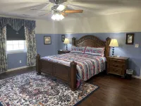 Country Charm! Billiards and Ping Pong Table & Sunroom, Spacious & Sleeps 14! Ξενοδοχεία στην πόλη Wright County