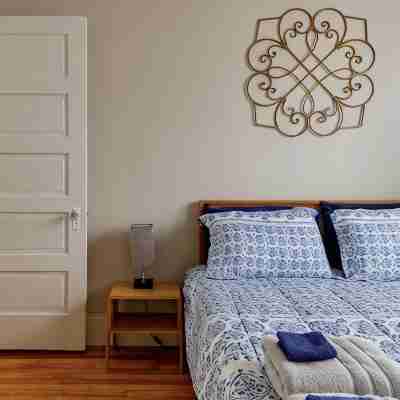 Large 3BR APT w/ enclosed front porch Close to Polar Park, palladium, WPI, DCU Rooms