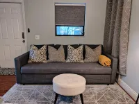 King. Minutes to Wilton Drive. Private entrance and bathroom. - Homestays