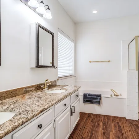 Fantastic 4 King Bed : Pool Table : Perfect Location