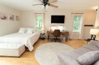 Vermont Summer Getaway • Fire Pit, Yard Games, Near Lake • Sleeps 11