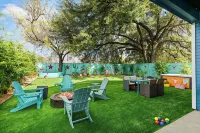 Chic 4Br Austin Retreat w/ Cowboy Pool, Hot Tub & Sauna — Near Downtown