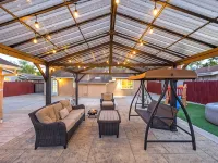 Coastal Home Near UCSB & Airport + Hot Tub, King Beds, Fast Wifi, Sleeps 6 골레타 호텔